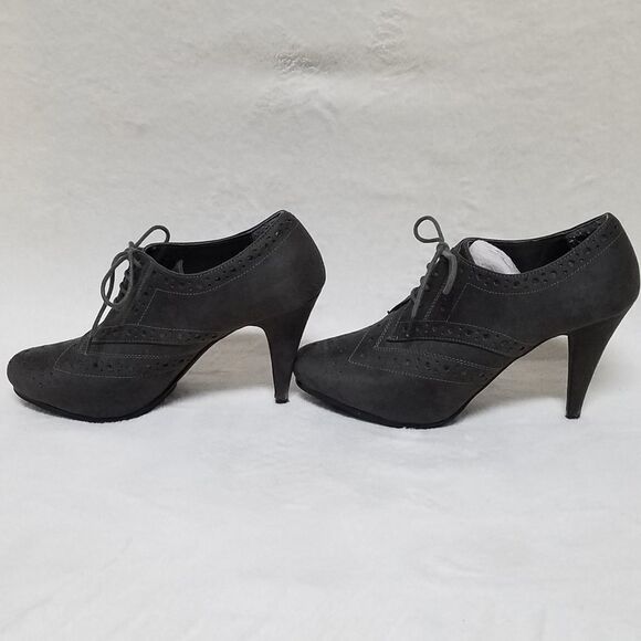 APOSTROPHE Jodie Gray Eyelet Platform Booties - Picture 7 of 14